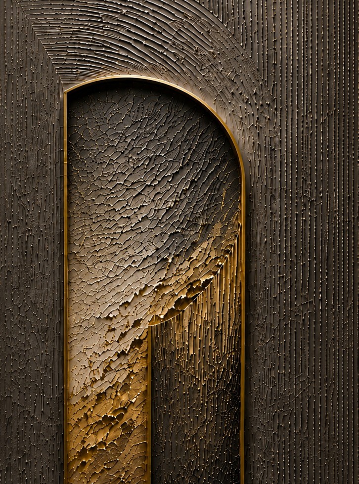 Portal Dorado, obra en relieve de la Colección Origen